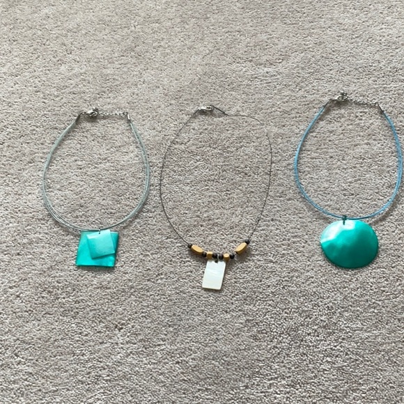 Jewelry - ♥️ Lot 3 Vintage necklaces white and turquoise